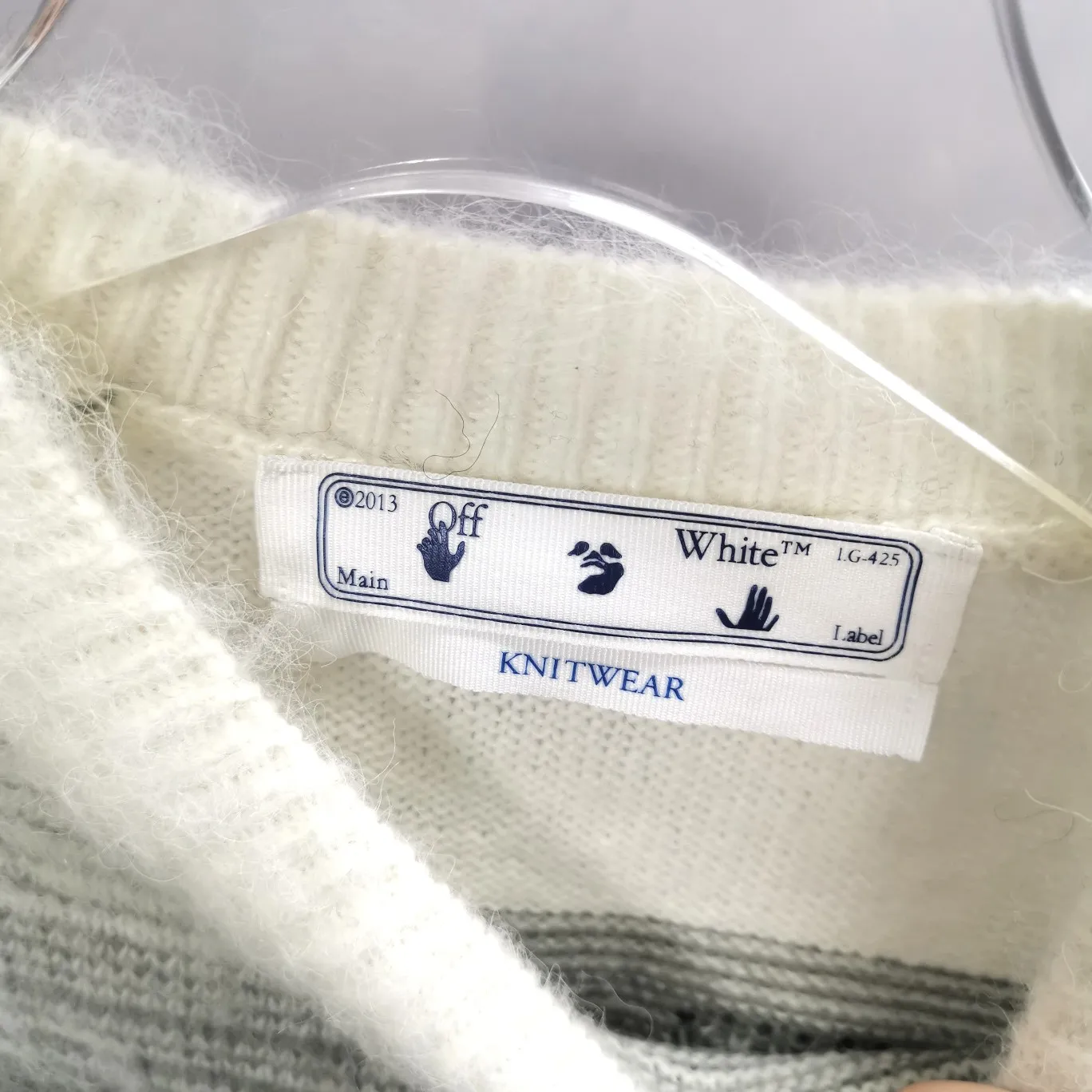 Additional details - the new top-notch proven version OFFWHITE (OW) gradient mohair striped arrow sweater hoodie gradient rendering arrow couple sweater Mohair sweater OW will be released every year 🛒 The same style and ever-changing colors, really no girl does not love it, it is super suitable for wearing under a down jacket in winter, and will not be bloated! If the lower body is missing, their favorite os version🙋🏻‍♀️ intuitively adds natural softness and fairy beauty effect, which is the best choice! The upper body is lightweight and does not weigh down the body while keeping warm. The sleeves and the gradient arrow parts on the back are repeatedly patterned until the gradient level is satisfied before large-scale products are released. The craftsmanship is extremely demanding. Each sweater is woolen at least ten times to give it a plush, thick feel and good fluffiness! ✅ Fabric composition: 50% mohair 32 spandex 18% wool, three-level anti-pilling Color: black and white gradient Sizes Mohair is lighter and softer, so be careful not to machine wash it, not machine washable! ! emphasize! !  ⚠️Hand wash with warm water and cold water P:440
